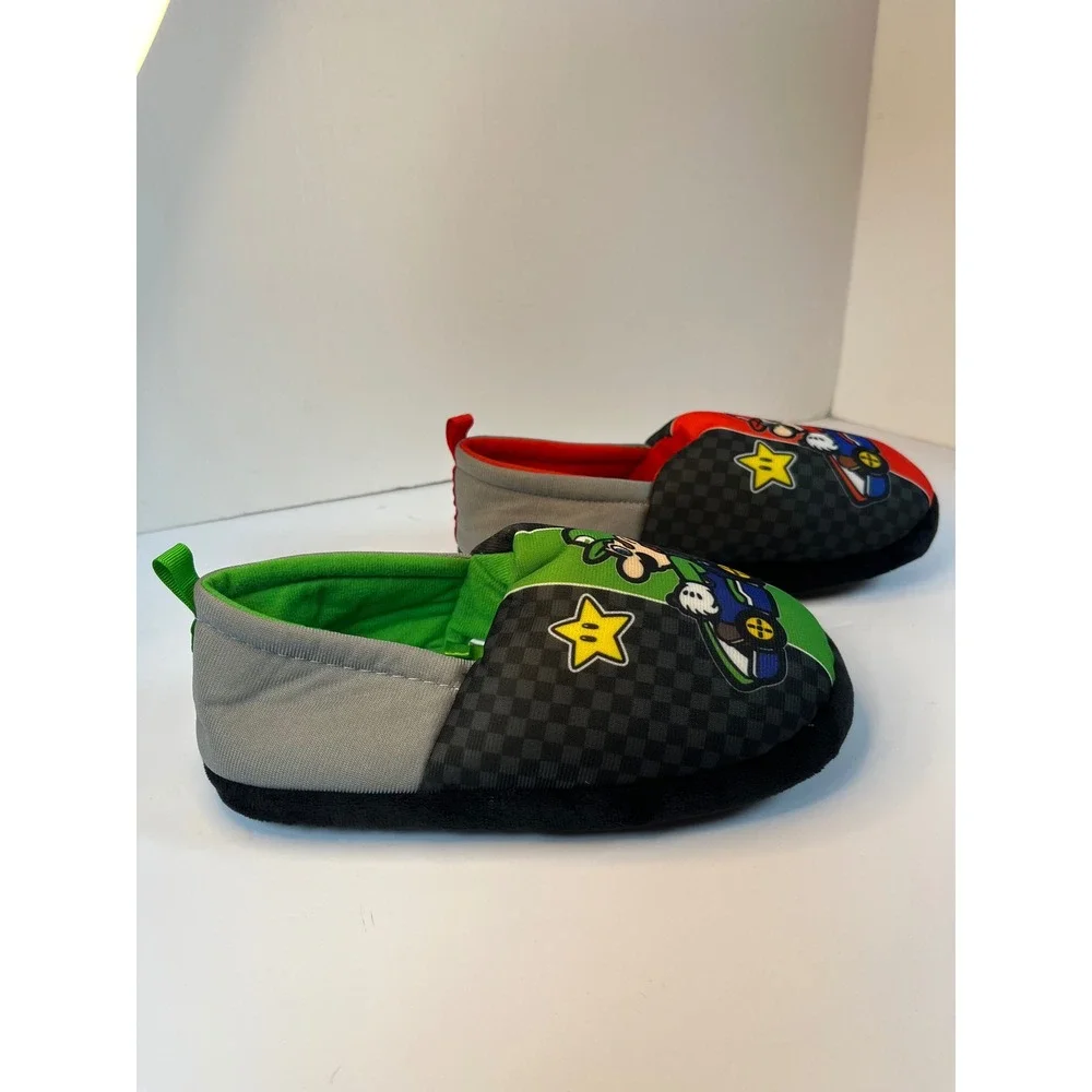 Nintendo Mario Kart Mario and Luigi Kids Slippers Size‎ 2-3 Mismatched Red Green